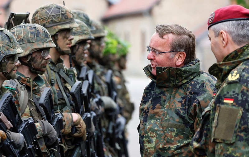 Ministrul german al Apărării avertizează Europa: Rusia şi-a mărit considerabil producţia de armament şi ameninţă Republica Moldova, Georgia şi statele baltice