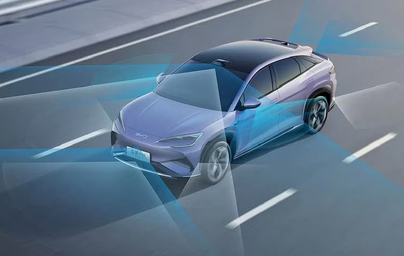 BYD promite să plătească amenda dacă greșește singură. Ce este God’s Eye și cum de Tesla nu face același lucru