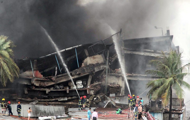 Incendiu la o fabrică din Bangladesh. Zeci de oameni au murit