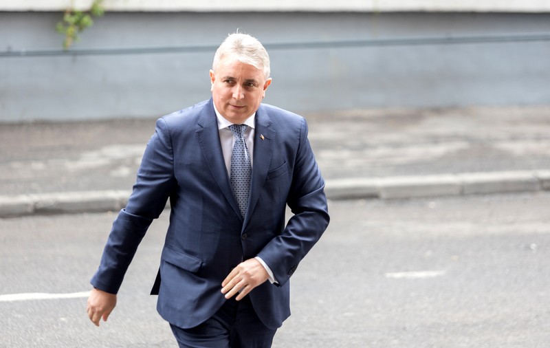 Cine e Lucian Bode, ministrul care cade mereu în picioare. 9 eșecuri care nu l-au clintit pe politician