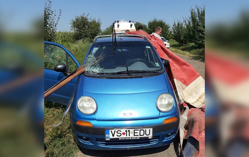 Femeie din Vaslui, la un pas de a fi decapitată de o bară căzută dintr-un camion. Medic: „Poate spune că s-a născut a doua oară”