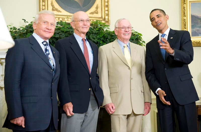 Buzz Aldrin, Collins și Armstrong, de la stânga, alături de președintele Obama, la o acțiune din 2009.