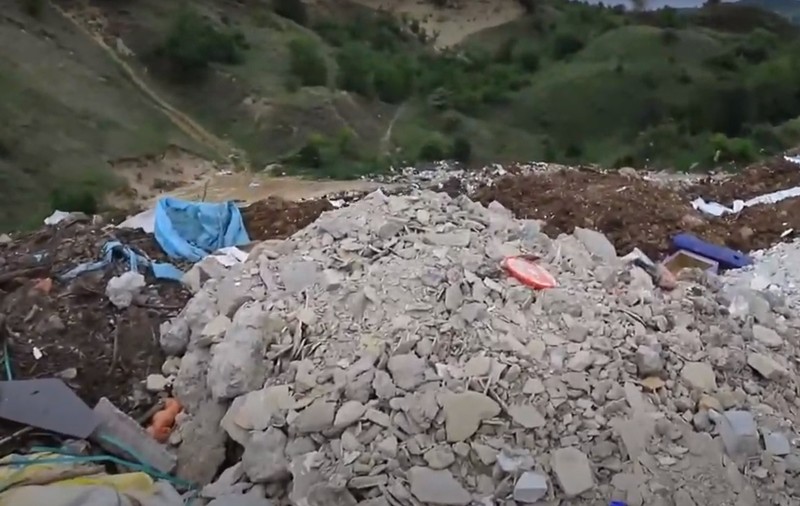 O veche carieră din Hunedoara, transformată într-o uriaşă groapă de gunoaie, a devenit gazda prigoriilor