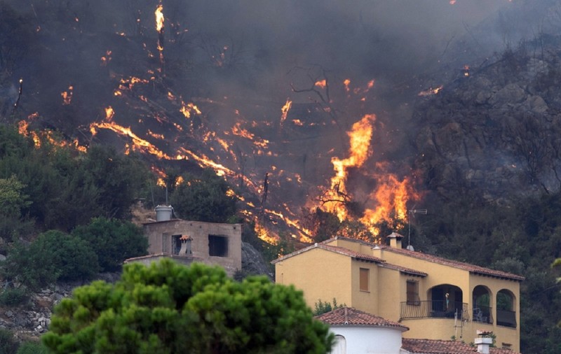 Cum să-ți protejezi locuința de incendiile de vegetație