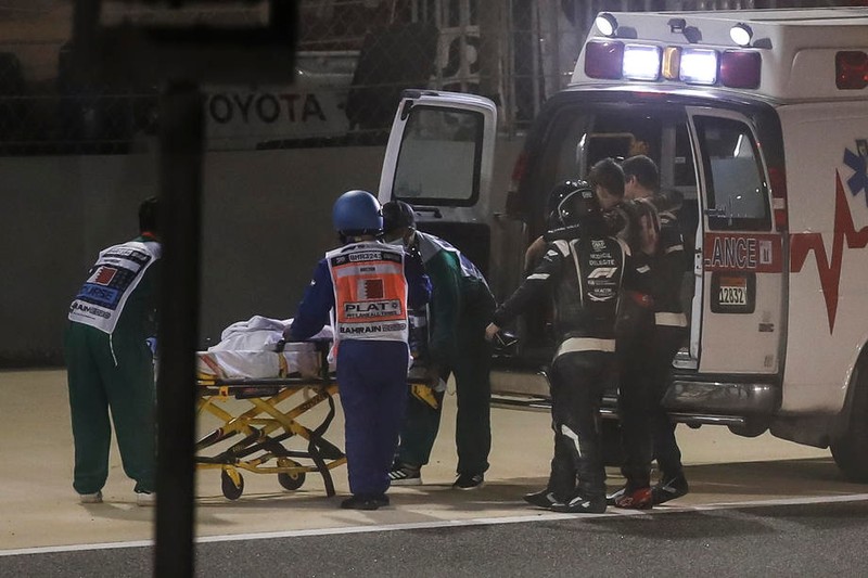 Romain Grosjean a fost transportat pe targă la ambulanță | FOTO: EPA