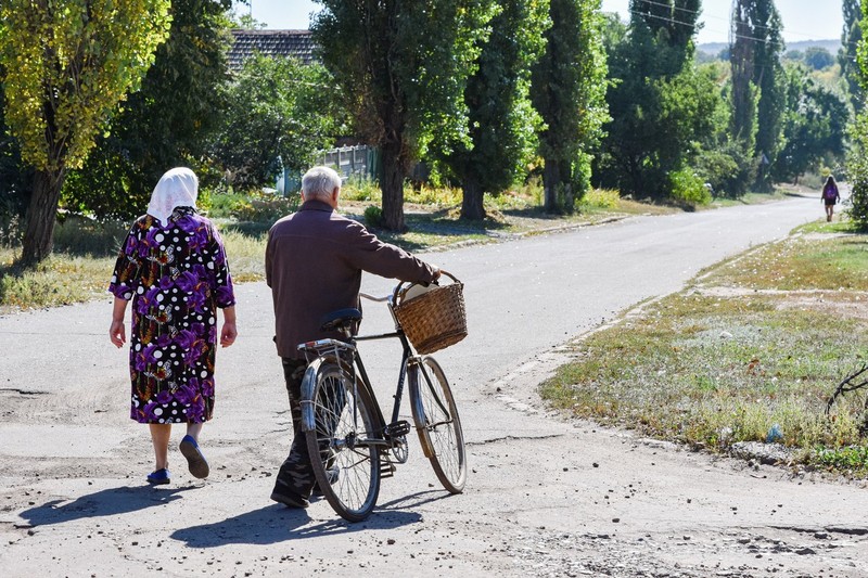 Doi vârstnici, pe o stradă din regiunea Donețk, unde au loc din 2014 conflicte cu separatiștii pro-ruși | Foto: Profimedia