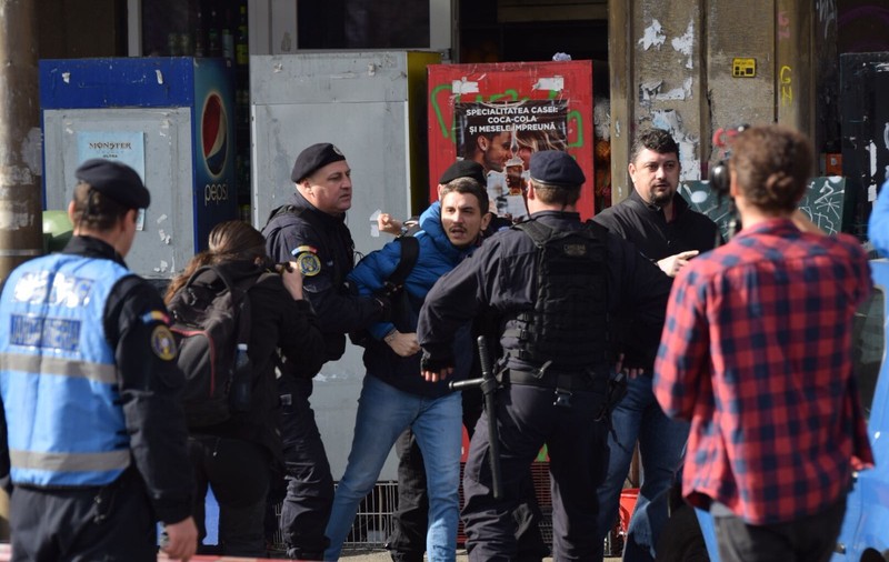 VIDEO. Mai mulți protestatari #rezist, reținuți de jandarmi la Congresul Extraordinar al PSD. „Ceauşescu n-a murit/Este Dragnea travestit!”