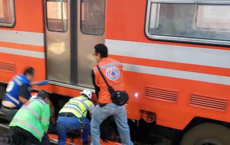 Polițist mort la metrou, după ce a fost împins de un călător beat