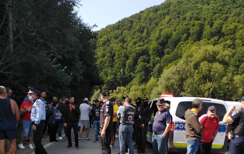Războiul apei într-o comună din Bistrița. Sute de oameni furioși, în stradă, mascați și ce ar putea face statul pentru noi toți