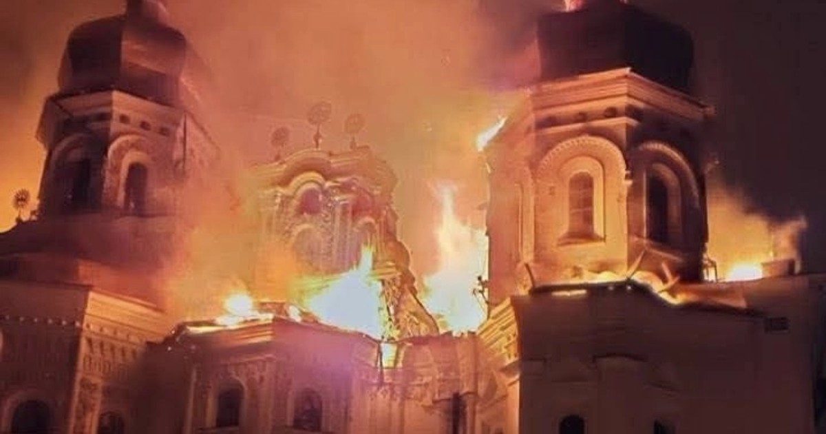 Incendiu pe acoperișul complexului Lavrei Perchersk din Kiev, după un atac rusesc - 15 iunie 2026