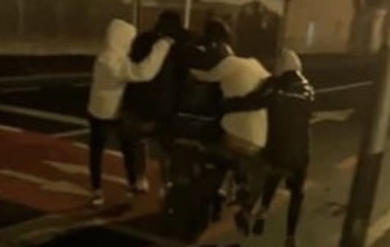 Șase tineri, filmați când mergeau înghesuiți pe un scuter, la Sibiu. Reacția poliției