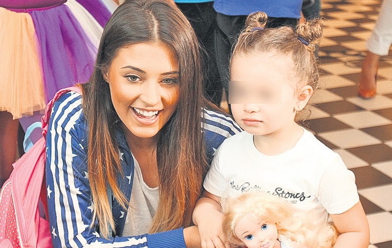 Antonia s-a dus iar pe capul socrilor italieni! Nu se lasă până nu-şi aduce fetiţa, pe Maya, acasă