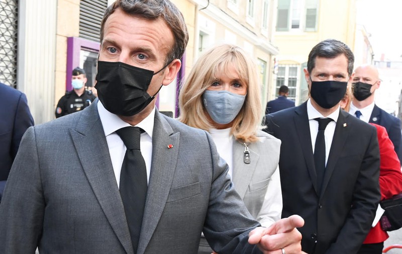 Reacția lui Emmanuel Macron, după ce a fost lovit peste față de un bărbat