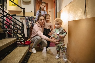 Loredana și cele trei fetițe. Foto: Eli Driu / Libertatea