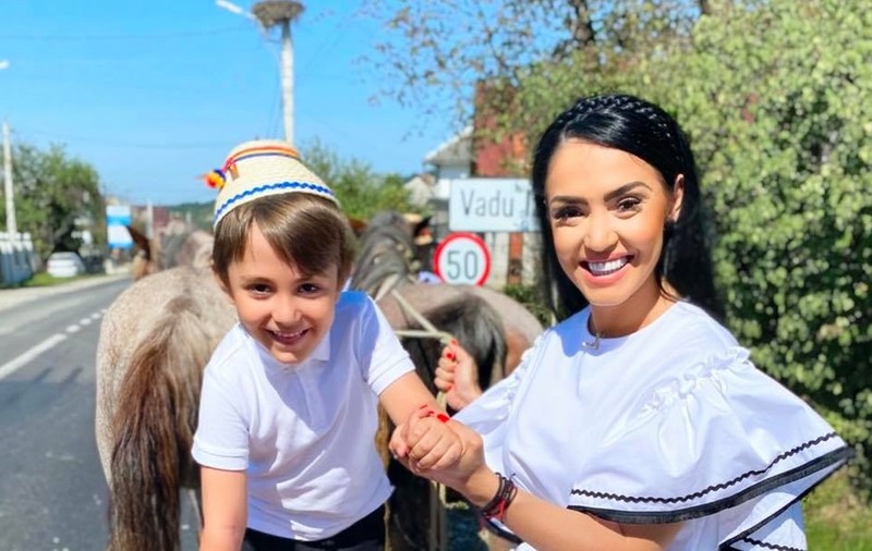 Andreea Mantea, nevoită să ia o decizie care i-a afectat-o atât pe ea, cât și pe fiul ei. „Tu ai venit să mă îmbărbătezi pe mine și plângi și tu?”