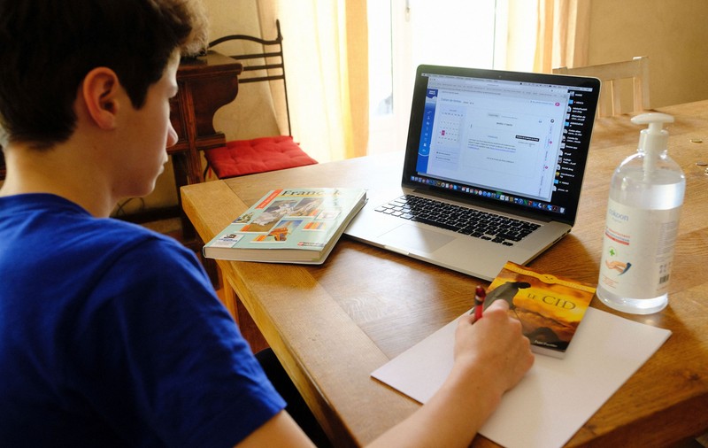 Peste 1.000 de licee cu rata de promovare scăzută vor beneficia de aproape 60.000 de laptopuri, anunță ministrul educației