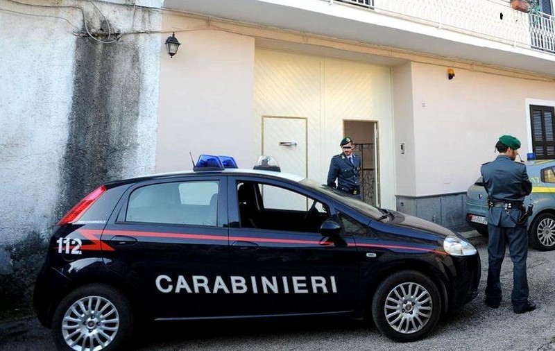 O româncă din Italia a fost internată la Psihiatrie. Se plimba noaptea, aproape goală, pe stradă. Ce le făcea trecătorilor