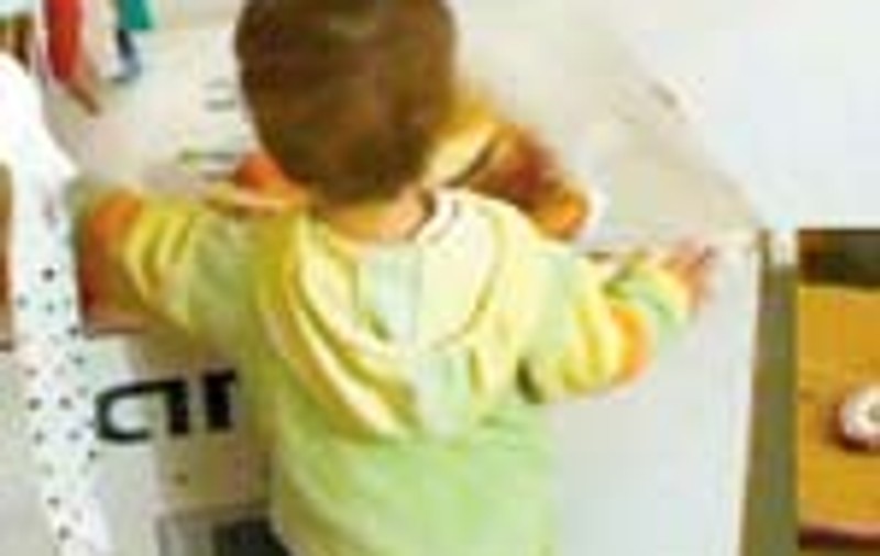 Isi incuia copilul de doi ani flamand in casa