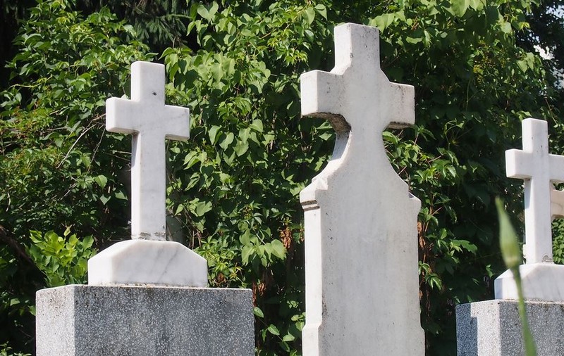 Compania de Cimitire București, înființată de Firea, moartă și îngropată după ce i-au devenit șefi o casieră, un crescător de porci, un arhidiacon și un lăcătuș mecanic
