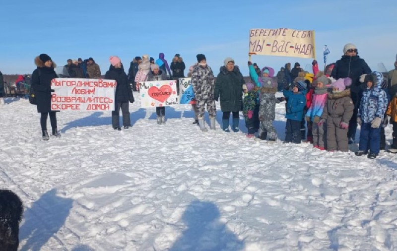 Locul rămas fără bărbați din cauza războiului: „Ne-au declarat sat al gloriei militare ruse, dar nu avem canalizare, casele cad pe noi, nici n-are cine să mai taie lemne”