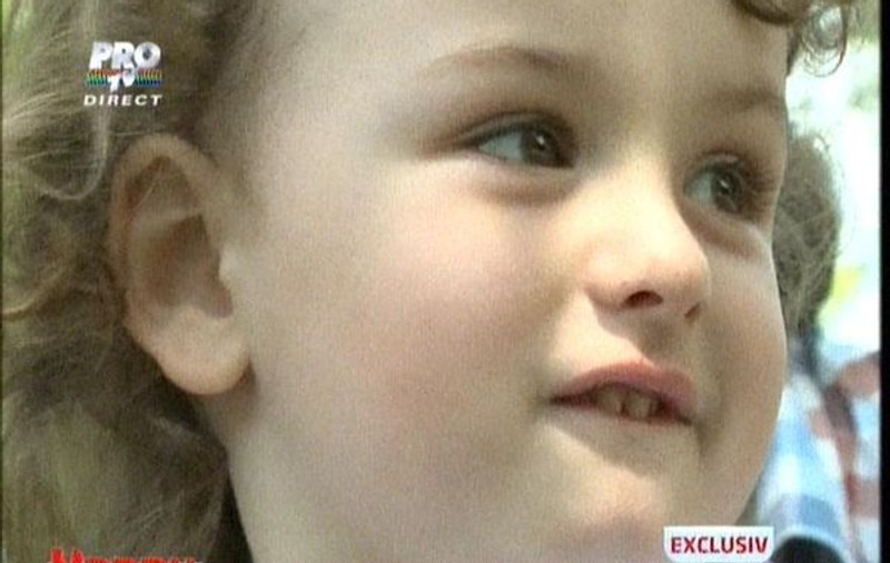 Uite ce frumos și vesel este Petru Jr., fiul Mădălinei Manole!