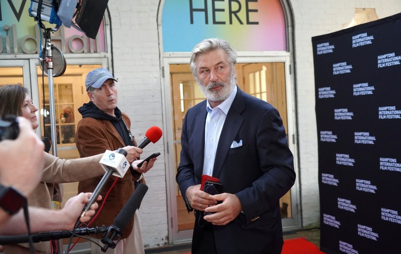 Asistentul de regie al filmului „Rust” a recunoscut că nu a verificat gloanțele din pistolul folosit de Alec Baldwin