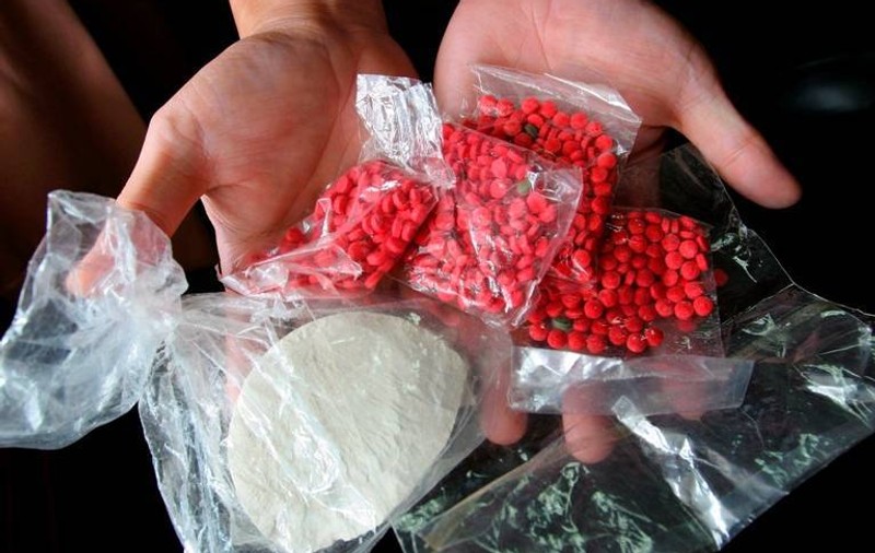 Trei persoane arestate, după ce au încercat să introducă aproape 4 tone de cocaină