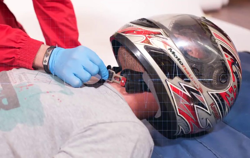 Cum acorzi primul ajutor unui motociclist în cazul unui accident. Manevrele care trebuie făcute și ce trebuie evitat