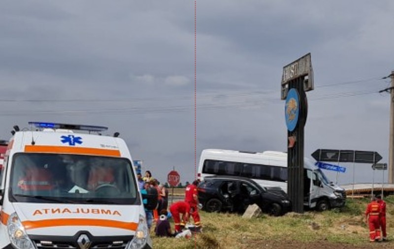 Trei răniți, între care și un copil, după o ciocnire între un microbuz și un autoturism, în Constanța