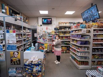 Daniela Barbascu, 23 de ani, e din Bârlad și a venit în Anglia imediat după ce a terminat liceul. De 1 Decembrie, cumpără de la magazinul românesc ingrediente pentru o mâncare de fasole cu costiță.