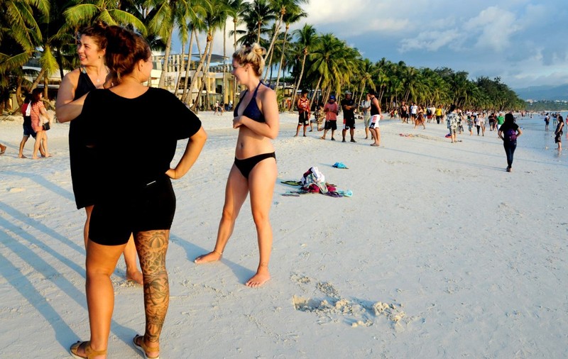 Femeie arestată în insula Boracay din Filipine din cauza costumului de baie pe care l-a purtat pe plajă