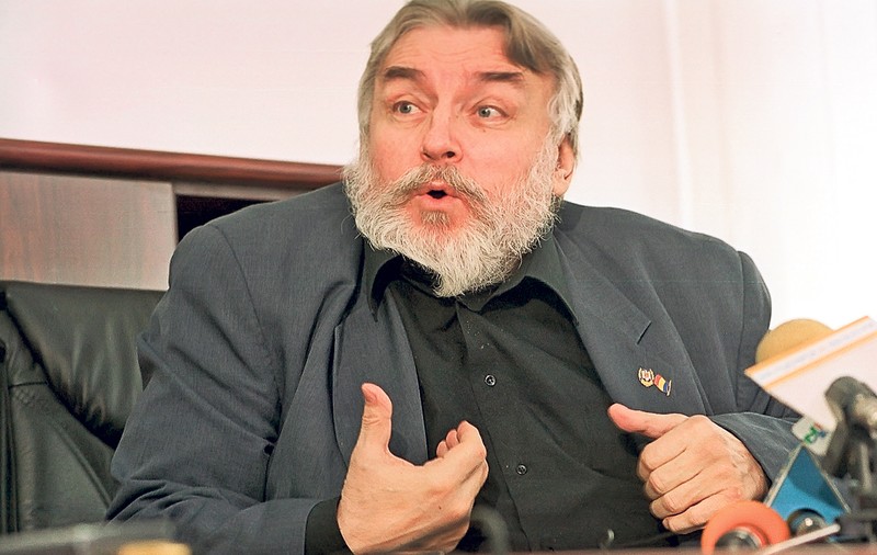 Poveştile cu şi despre Adrian Păunescu sunt savuroase, numai bune să vă destindă duminica! În drum spre cenaclu şi-a cumpărat o capră!