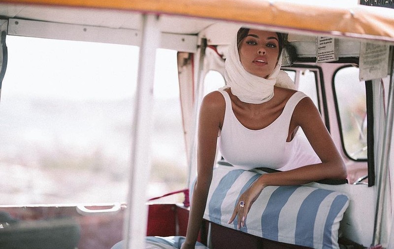 Mădălina Ghenea se folosește de iahtul socrului pentru ședințele foto personale. Decor de 10 milioane de euro