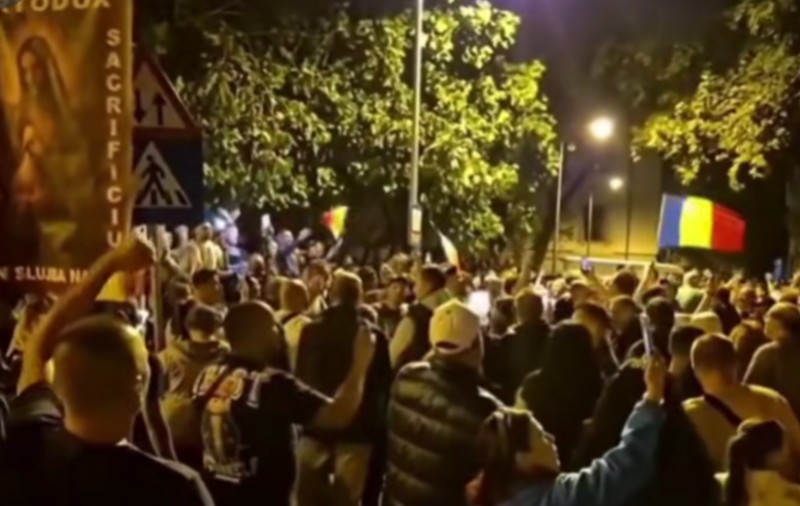 Susținătorii lui Călin Georgescu la Arestul Central și DIICOT, amendați cu 101000 lei. Sursă foto: Captură video Facebook /Știri pe Surse.