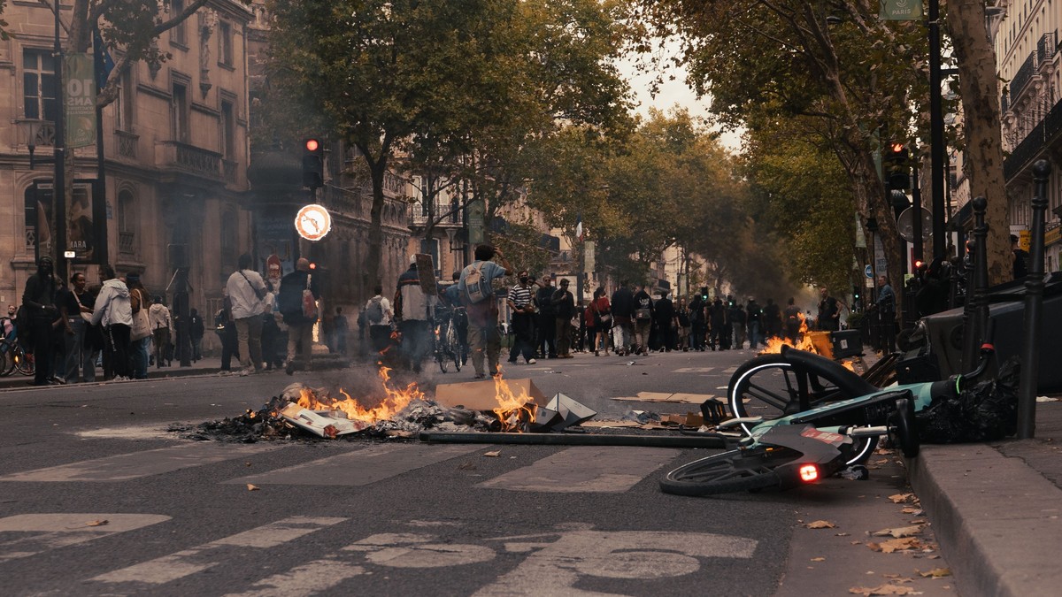Ciocniri izbucnesc între protestatari și poliție în timpul demonstrațiilor „Bloquons Tout” din Paris, Franța