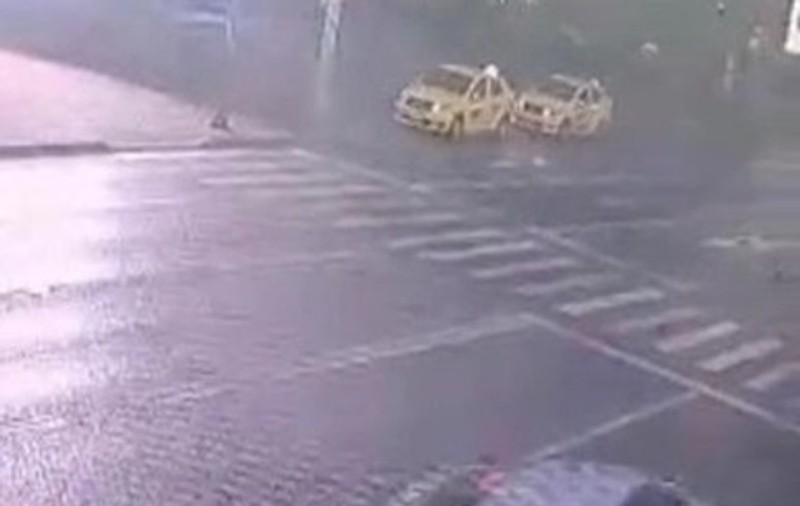 Un Audi a răsturant un Mercedes, în Iași. Sunt 6 victime, iar impactul a fost filmat