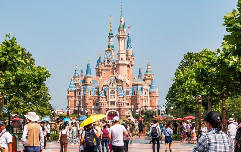 Parcul tematic Disney din Shanghai, închis din cauza COVID. Vizitatorii au rămas în interior