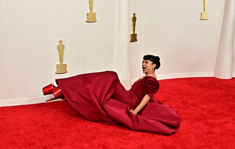 Actrița care a căzut pe covorul roșu de la Oscar 2024. Iată momentul în care Liza Koshy se împiedică din cauza rochiei | VIDEO
