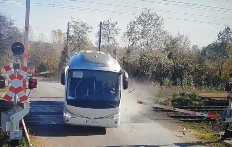 Un șofer de autocar, surprins în timp ce spulberă barierele de cale ferată. Ce sancțiune a primit