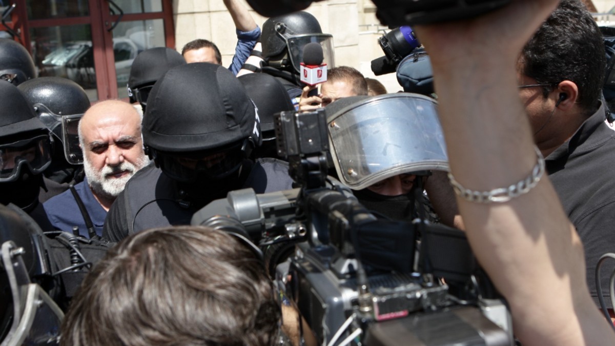 Omar Hayssam în momentul în care este dus în arest la București