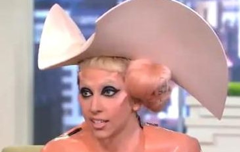Video | Lady GaGa a apărut îmbrăcată într-un...prezervativ