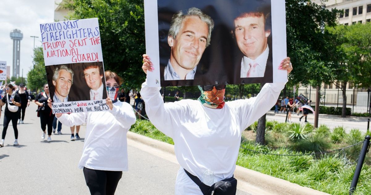 Două femei ținând în mână pancarte cu Donald Trump și Jeffrey Epstein în timpul protestului „No Kings” din Dallas, SUA, 14 iunie 2025