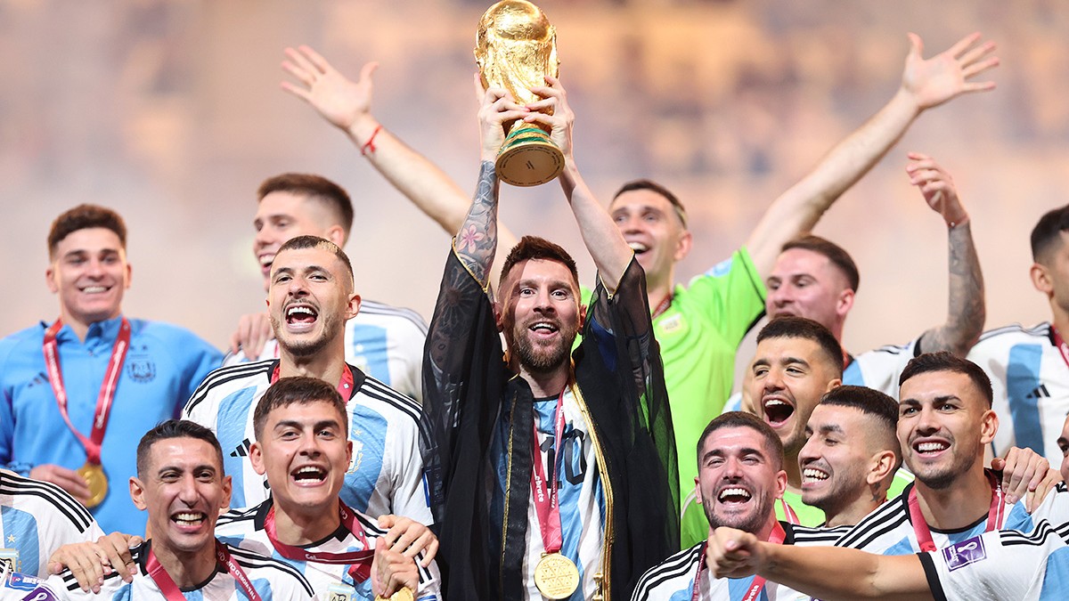 Lionel Messi în centrul imaginii, alături de ceilalți jucători ai echipei naționale a Argentinei după ce au câștigat Cupa Mondială de Fotbal în 2022.
