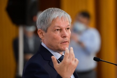 Președintele Dacian Ciolos a anunțat că USR nu votează guvernul minoritar Ciucă și cere demararea negocierilor pentru refacerea coaliției | Sursa foto: Hepta
