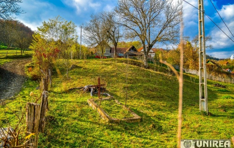 Comuna fără cimitir. Morții sunt îngropați direct în gospodărie. Obiceiul rar care s-a păstrat în județul Alba