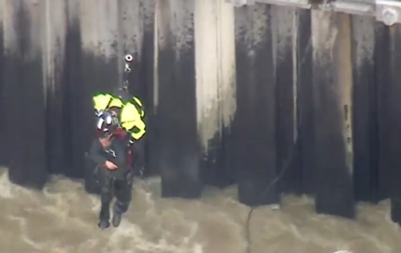 Operațiune dramatică de salvare a unui bărbat căzut în râul Los Angeles. Pompierii au adus elicopterul