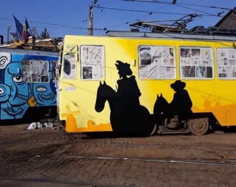 Două tramvaie pictate cu elemente culturale din Grecia, Spania, Suedia și România circulă prin București