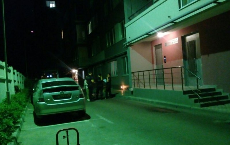 O fetiță de 4 ani a murit după ce a căzut de la etajul 6! Se juca împreună cu sora ei când s-a sprijinit pe plasa de la geam și a căzut în gol. Tatăl lor plecase ieri la muncă în străinătate