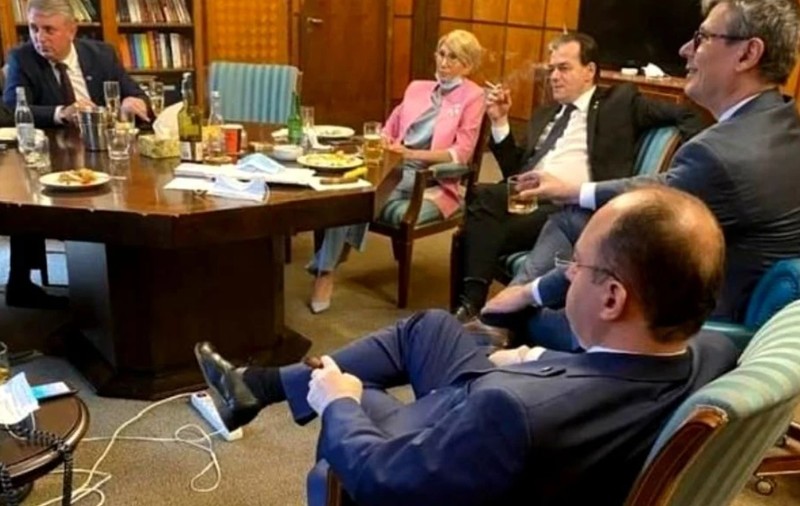Reacția PSD la celebra poză din biroul lui Ludovic Orban: „Lipsă de respect faţă de lege”