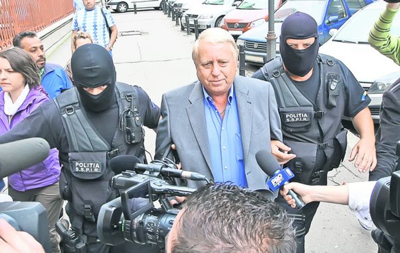 Vecinii neamţului Klaus Zender  , uimiţi de gesturile pedofilului, care avea cătuşe la mâini